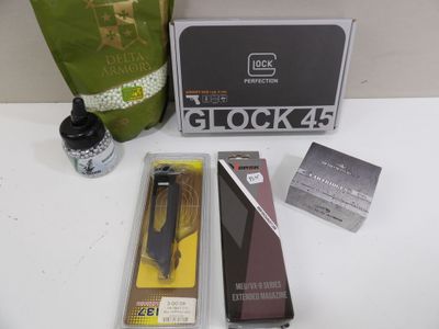 une boîte contenant un stylo, un flacon d'encre et d'autres objets, posée sur une table