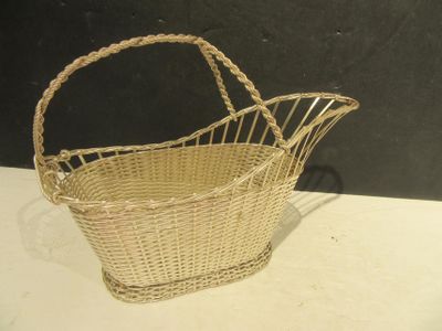 un panier en osier posé sur une table