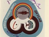 une photo d'une affiche dédicacée représentant un arc-en-ciel et un poisson