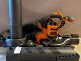 une photo montrant un souffleur et d'autres outils posés sur une table
