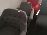 deux chaises placées l'une à côté de l'autre dans une pièce