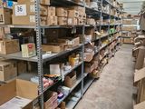 de nombreux cartons et boîtes sur les étagères de l'entrepôt