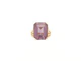 une image d'une bague sertie d'une pierre d'améthorate
