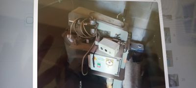 l'image d'une machine posée sur une table