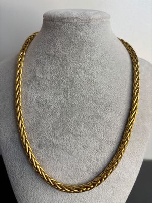 a gold chain necklace on a mannequin mannequin mannequin mannequin mannequin mannequin mannequin mannequin manne