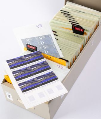 une boîte remplie de livres posée sur une table