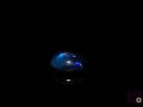 l'image d'une boule de verre bleue dans l'obscurité