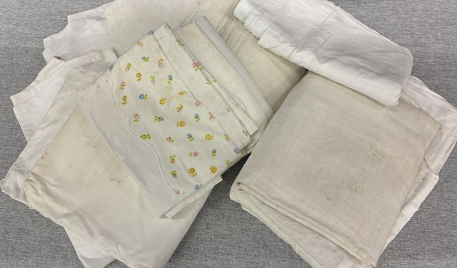 9 draps, certains ajourés. Vendu en l’état sans vérification préa
