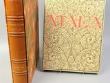 deux livres sont posés l'un à côté de l'autre sur une table