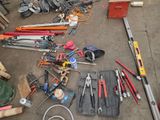 un grand nombre d'outils posés à même le sol