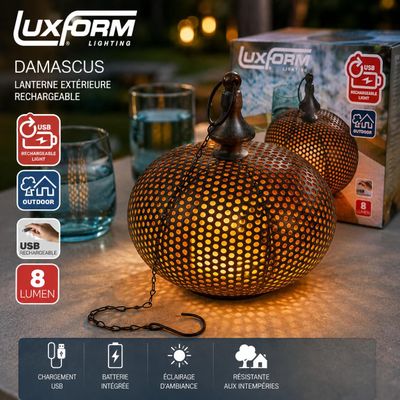 deux citrouilles décoratives posées sur une table, à côté d'une boîte de Luxtform Lite