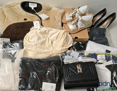 un tas de vêtements et de chaussures posés sur une table