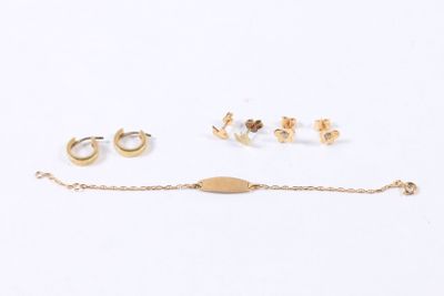 trois paires de boucles d'oreilles et un bracelet sur fond blanc