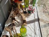 une longue table sur laquelle sont disposés plusieurs vases et des fleurs