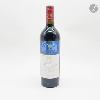 la bouteille de vin rouge est posée sur une surface blanche