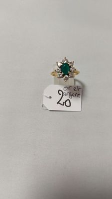 Gros plan sur une bague ornée d'une pierre verte
