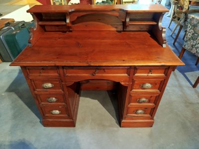 un bureau en bois surmonté d'un miroir