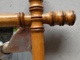 une croix en bois accrochée au mur à côté d'un miroir