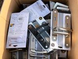 une boîte en carton remplie de différents types d'appareils électroniques