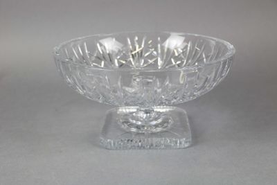 un saladier en verre posé sur une table