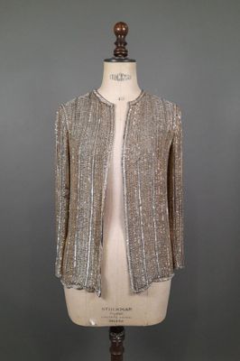 une veste argentée sur un mannequin, un mannequin, un mannequin, un mannequin, un mannequin, un mannequin, un mannequin, un mannequin, un mannequin