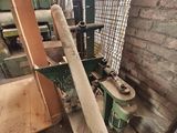 une machine qui travaille sur une pièce de bois