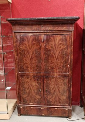 une armoire en bois comportant deux tiroirs et une vitrine en verre