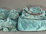 une pile de sacs et de sacs à main bleus posés sur une table
