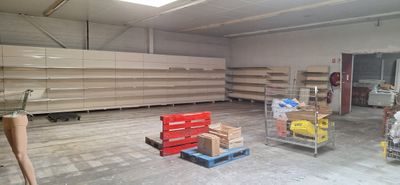 de nombreuses étagères dans l'entrepôt, sur lesquelles sont posées des cartons