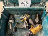 deux perceuses dans une boîte à outils avec une étiquette de prix