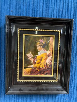 tableau représentant une femme en train de lire un livre sur fond bleu