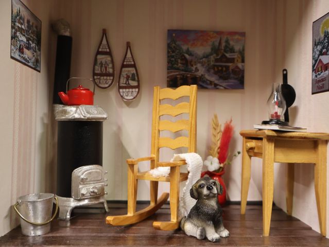 Diorama. Composition miniature, dans une vitrine en bois, vitre e...