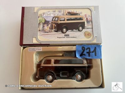 une camionnette miniature dans une boîte, avec une étiquette de prix dessus