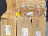 une pile de cartons surmontée d'un casque