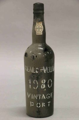 une bouteille de vin posée sur une table