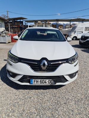 l'avant d'une voiture blanche garée sur un parking