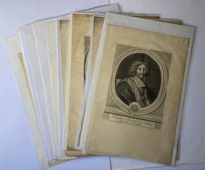 quelques vieux journaux sur lesquels figure la photo d'un homme coiffé d'un chapeau