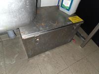 Grande plonge inox, deux bacs, deux égouttoirs, dosseret (photo 2)