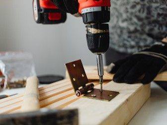 une perceuse utilisée pour percer un morceau de bois