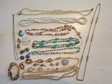plusieurs types de colliers et de bracelets différents disposés sur une table