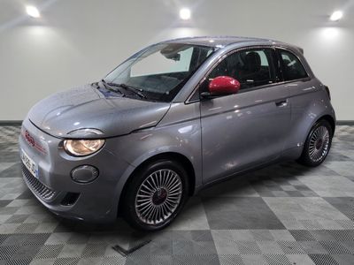 une photo d'une petite voiture dans un showroom