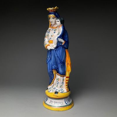l'image d'une statue de femme avec une couronne sur la tête