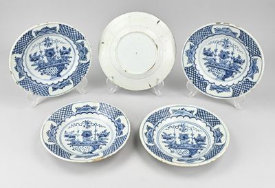 quatre assiettes bleues et blanches et une assiette décorée de fleurs