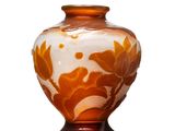 un vase en verre orné d'un motif marron et blanc