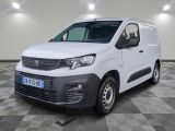 la camionnette blanche est garée sur le sol en damier d'une pièce