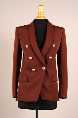 une photo d'un costume marron sur un présentoir pour mannequin