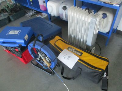 de nombreux objets qui traînent par terre à côté du radiateur