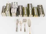 beaucoup d'argenterie sur une table blanche