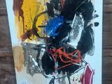 peinture abstraite sur une toile blanche, réalisée avec de la peinture noire, rouge, jaune et bleue