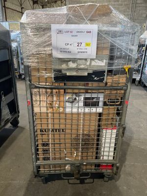 un chariot contenant de nombreux cartons dans un entrepôt